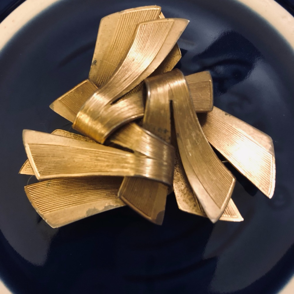 Spectacular Vintage CORO Abstract Textured Overlapping Ribbon Brooch